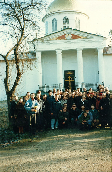 Прихожане со священниками в Псково-Печерском монастыре