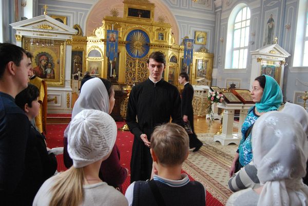 5 класс на литургии в храме Духовной семинарии