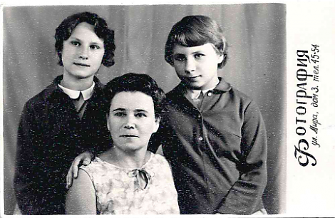 Моя семья: мама и сестра