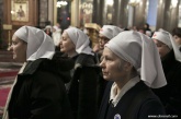Сестры милосердия "Красного креста" служат больным: ухаживают за тяжелыми, лежачими больными, беседуют с желающими принять Крещение, готовят к Исповеди и Причастию