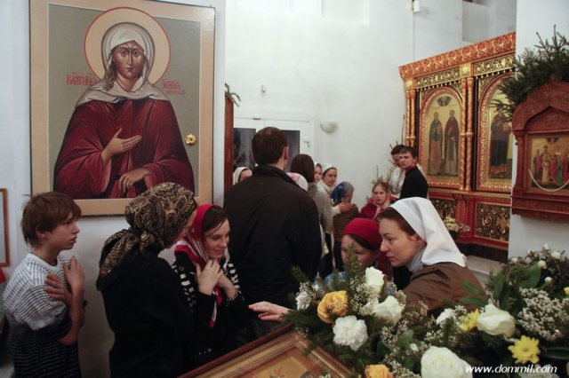 Праздник Рождества Христова для детей из детского дома начинается на богослужении