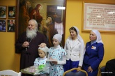 Дети дарят пряник Владыке. Пряник пекли участники Семейного клуба "София"